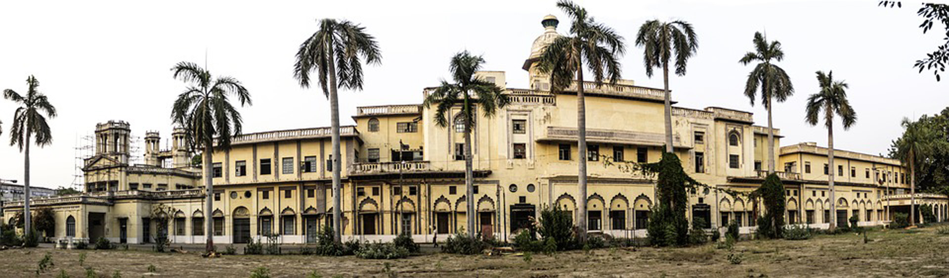 Triángulo Dorado con las Huellas de Buda